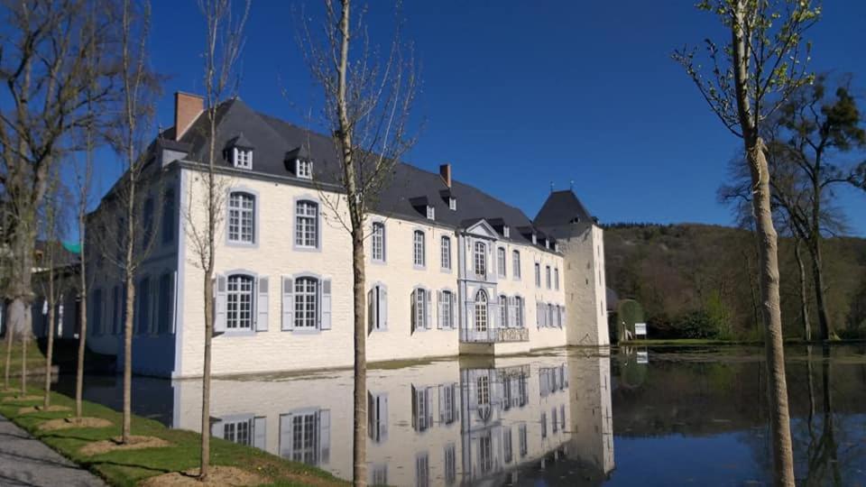 Au Fond Du Jardin Hotel Profondeville Exterior photo